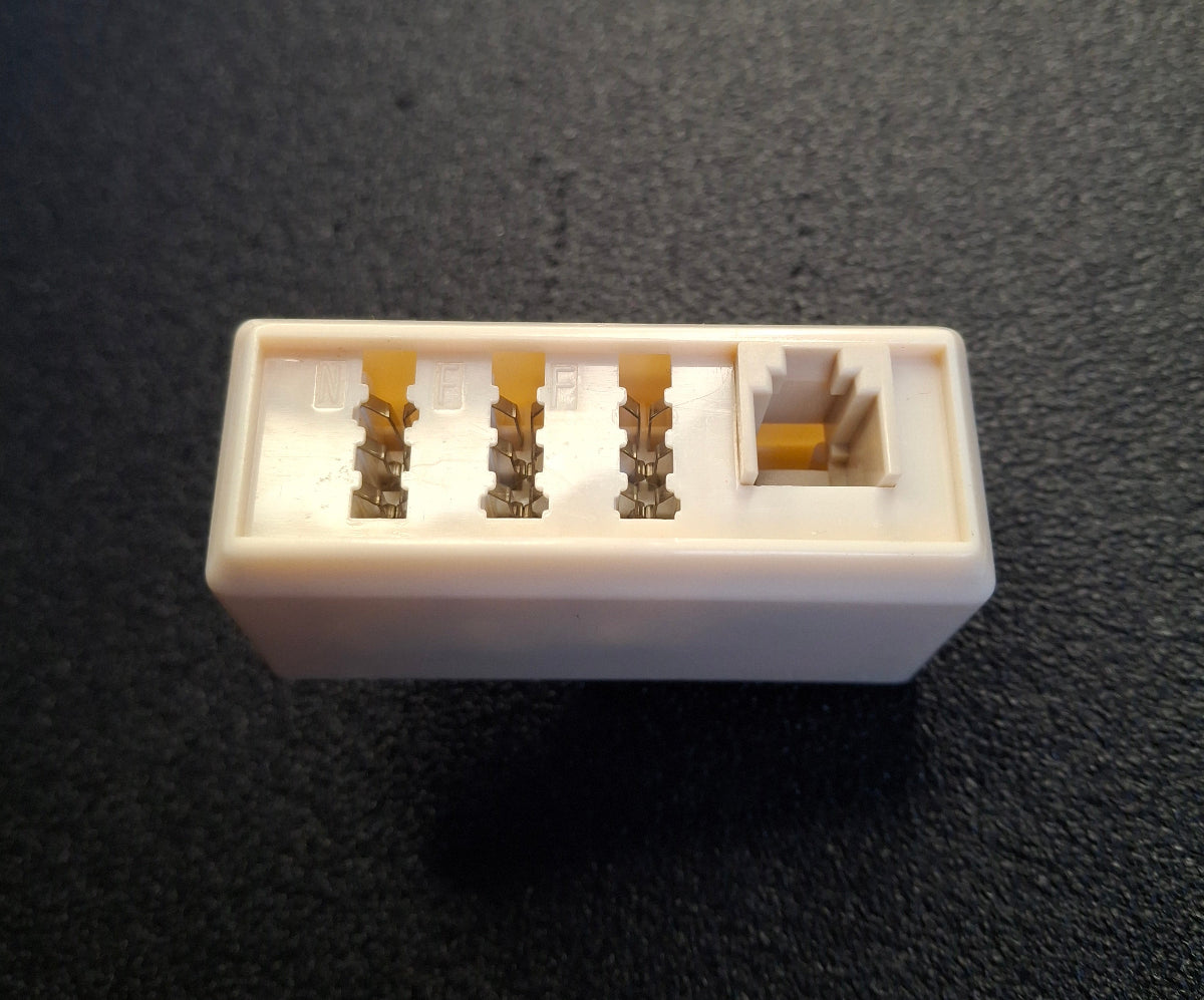 TAE-Verteiler NFF – F-Stecker auf 3 TAE-Buchsen, cremeweiß