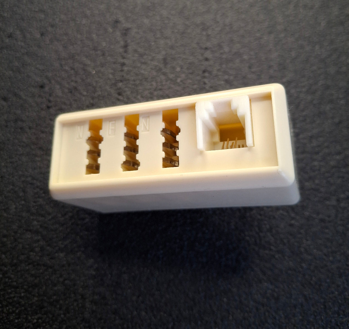 TAE-Verteiler NFN – F-Stecker auf 3 TAE-Buchsen, cremeweiß