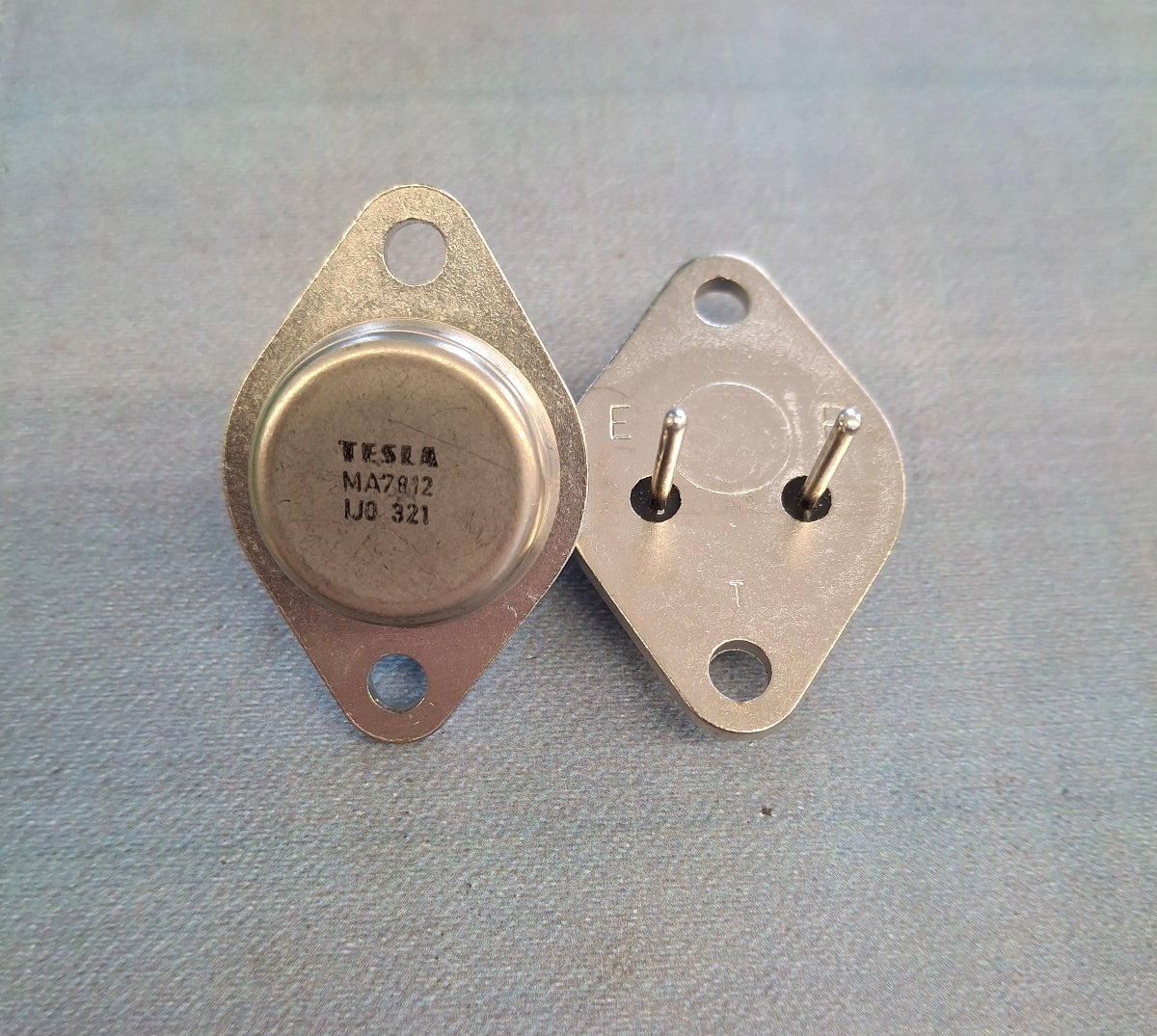 TESLA MA7812 positiver Festspannungsregler 12 Volt 1 Ampere im TO-3 Metallgehaeuse aus der CSSR