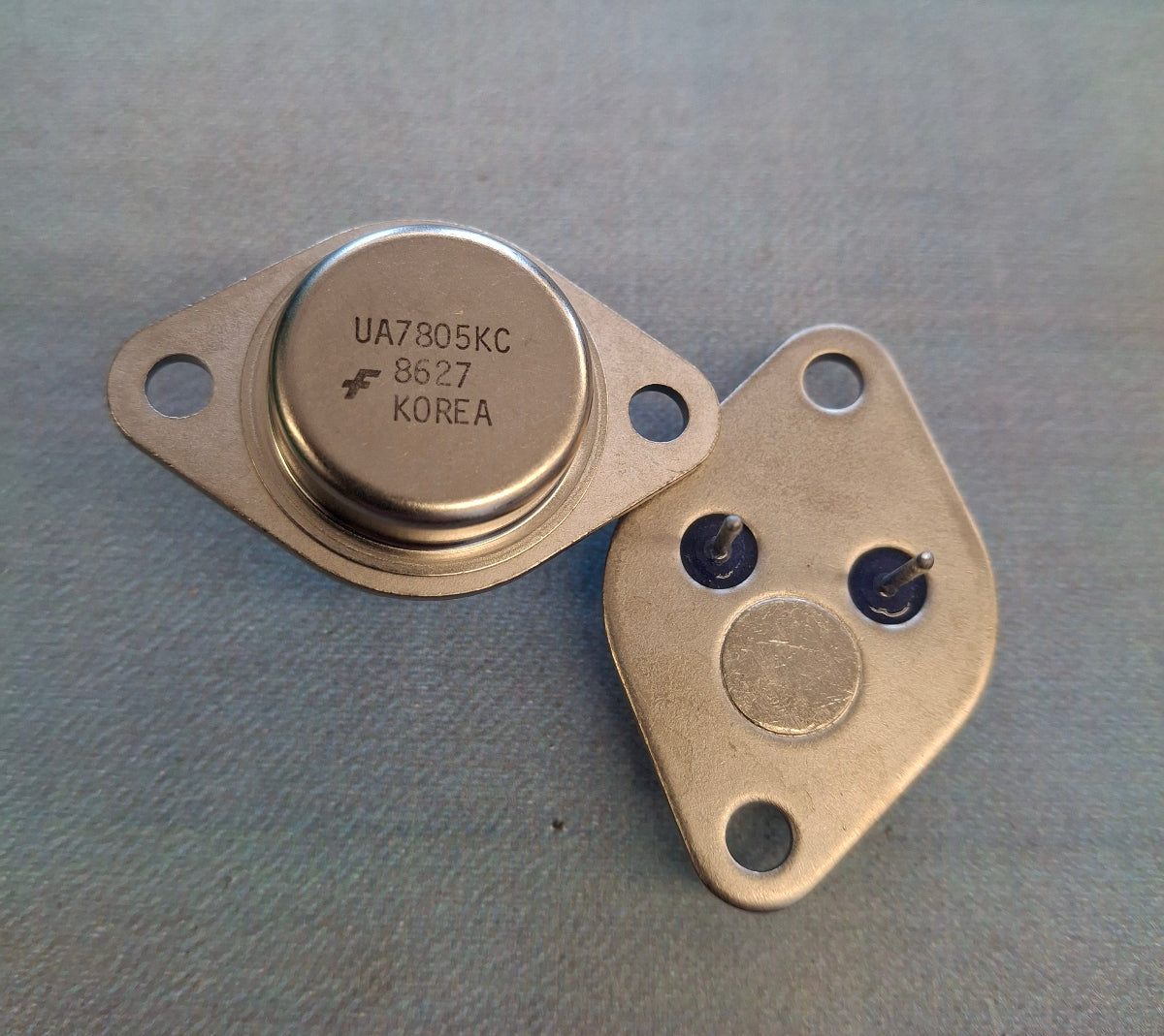 UA7805KC positiver Festspannungsregler 5 Volt 1 Ampere im TO-3-Metallgehaeuse von Fairchild Semiconductor