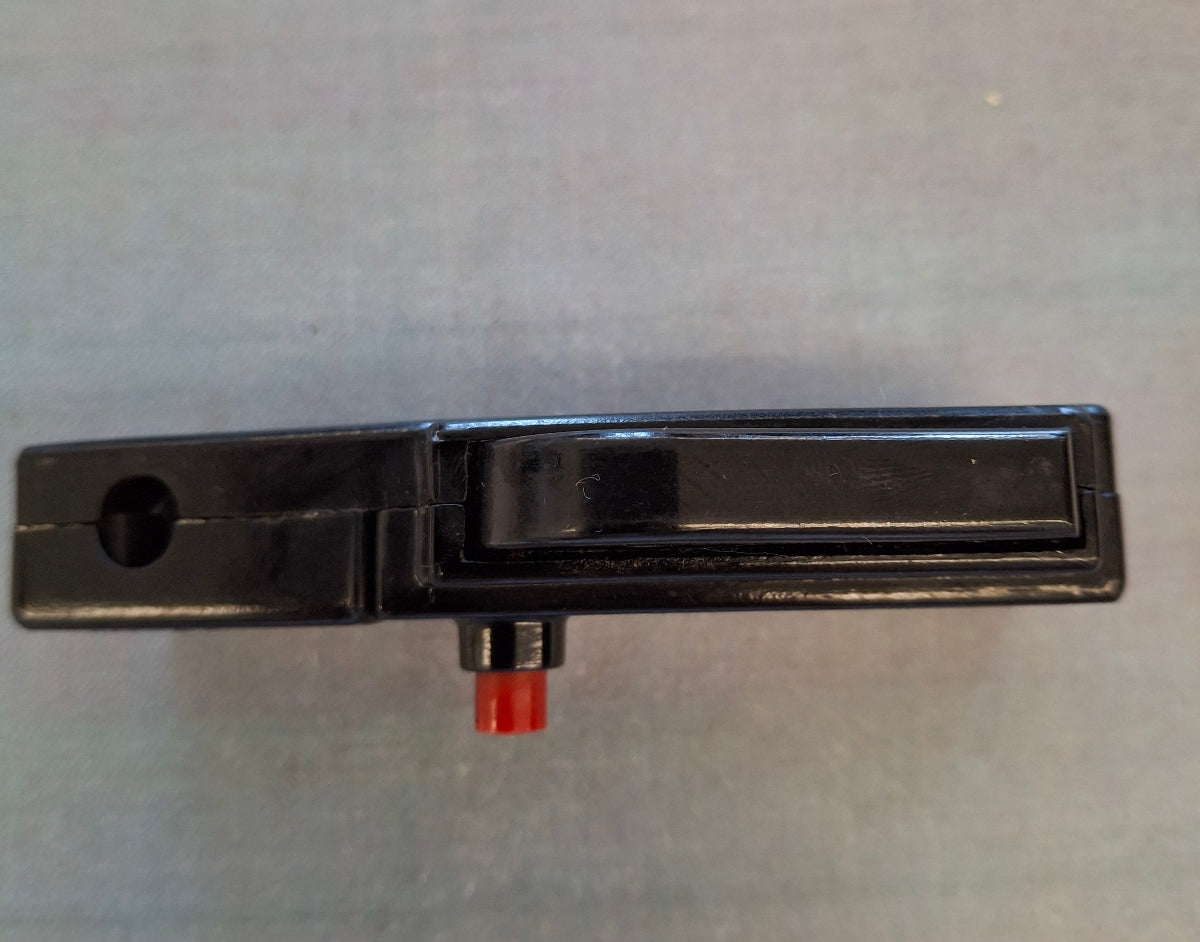Vintage Bakelit Geraeteschalter roter Drucktaste Einbauschalter Maschinen Elektrogeräte NOS 250V 6A draufsicht