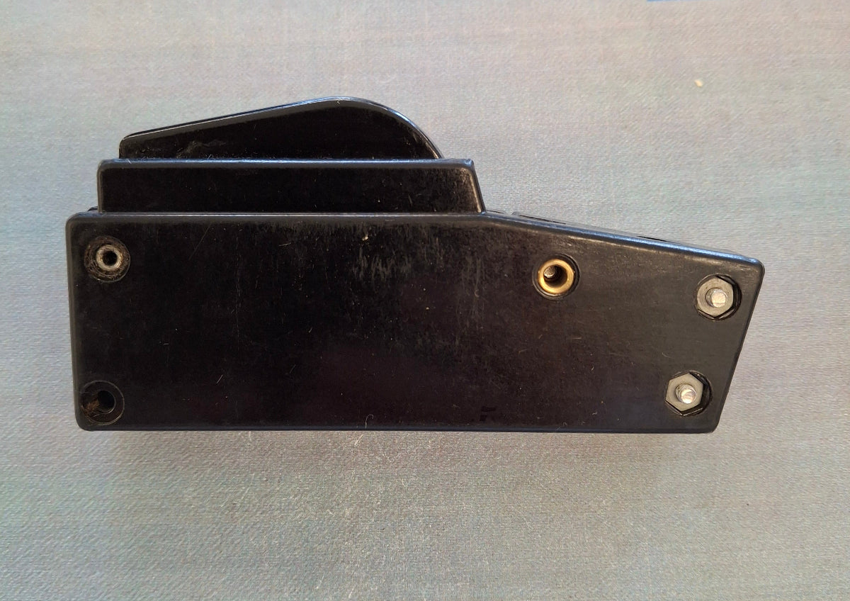 Vintage Bakelit Geraeteschalter roter Drucktaste Einbauschalter Maschinen Elektrogeräte NOS 250V 6A Seitenansicht