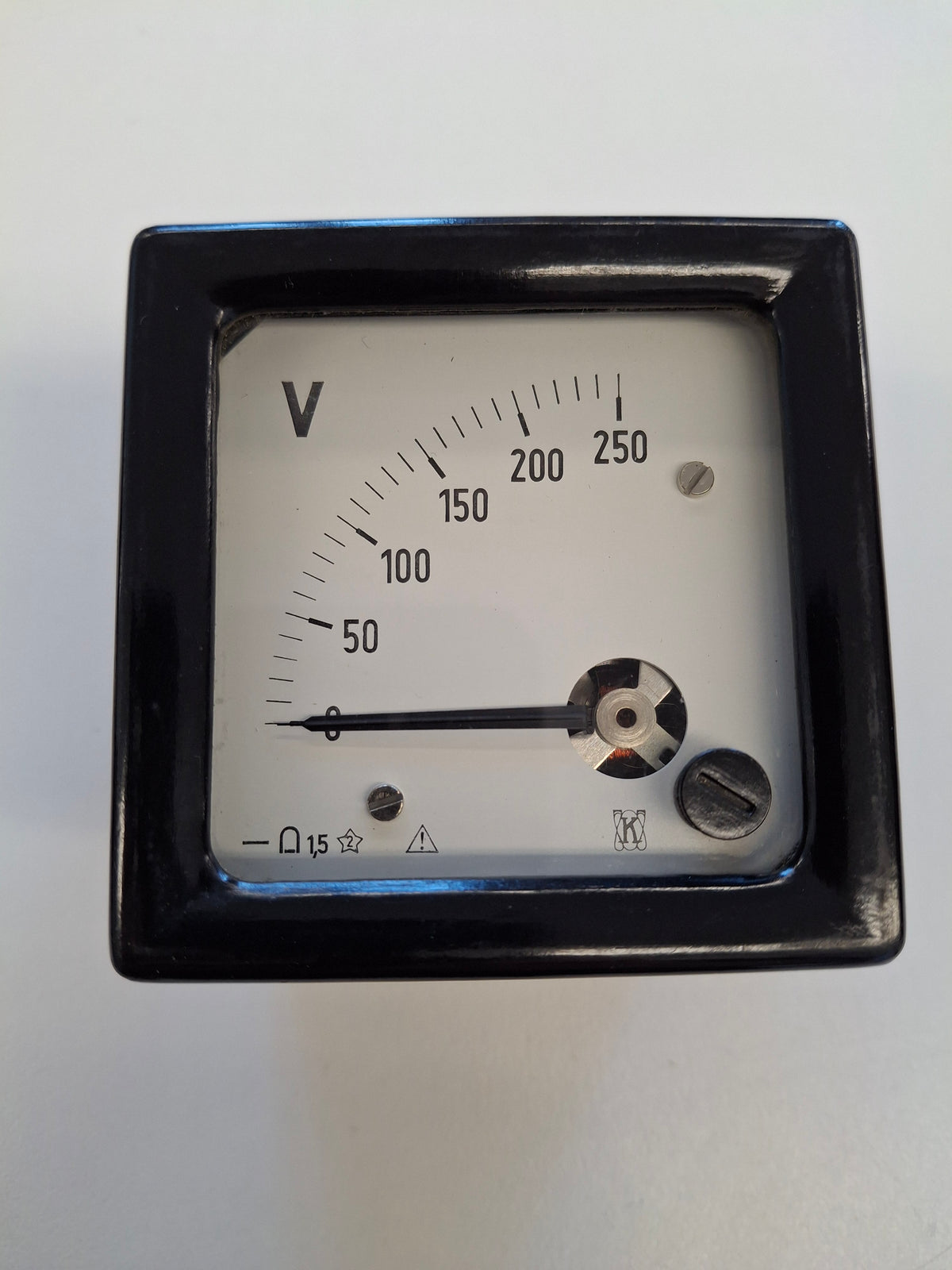 DDR Gleichspannungs-Voltmeter 0-250V mit Bakelit Duroplast Gehäuse TGL 19472 Leipzig 1988