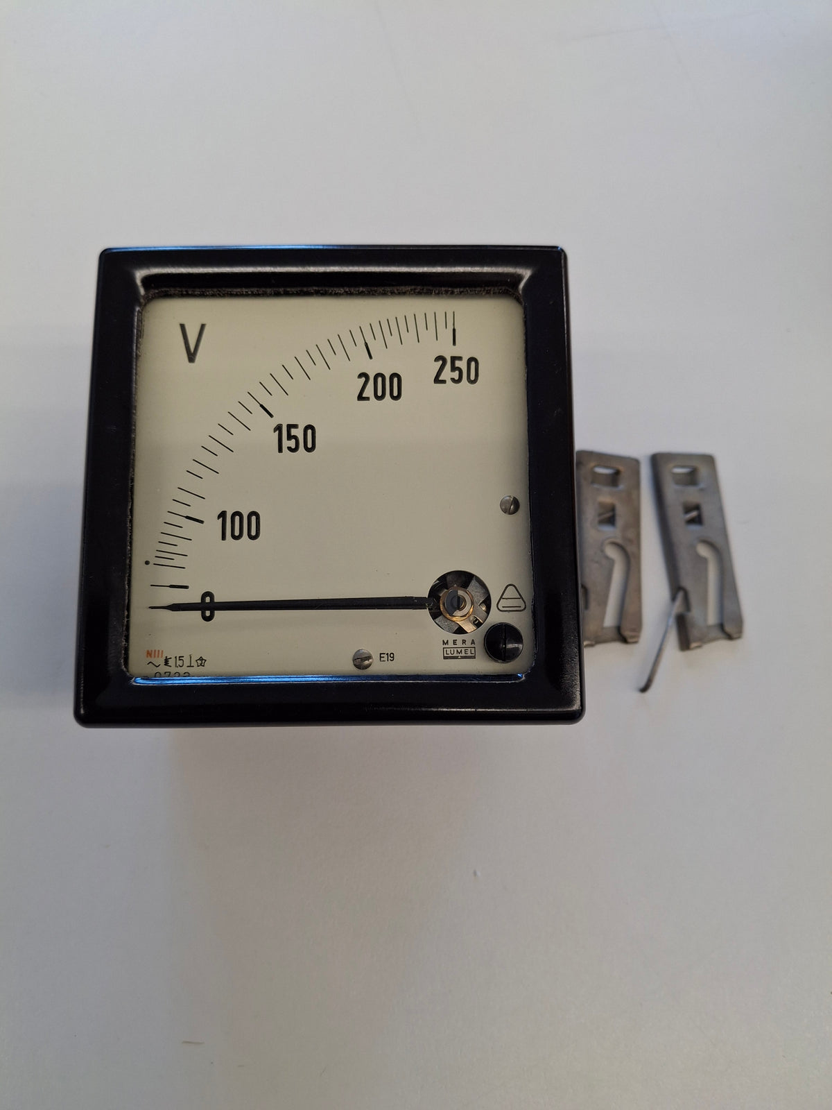 MERA LUMEL E19 Voltmeter 0 bis 250 V Wechselspannung im schwarzen Bakelit-Duroplast-Gehäuse