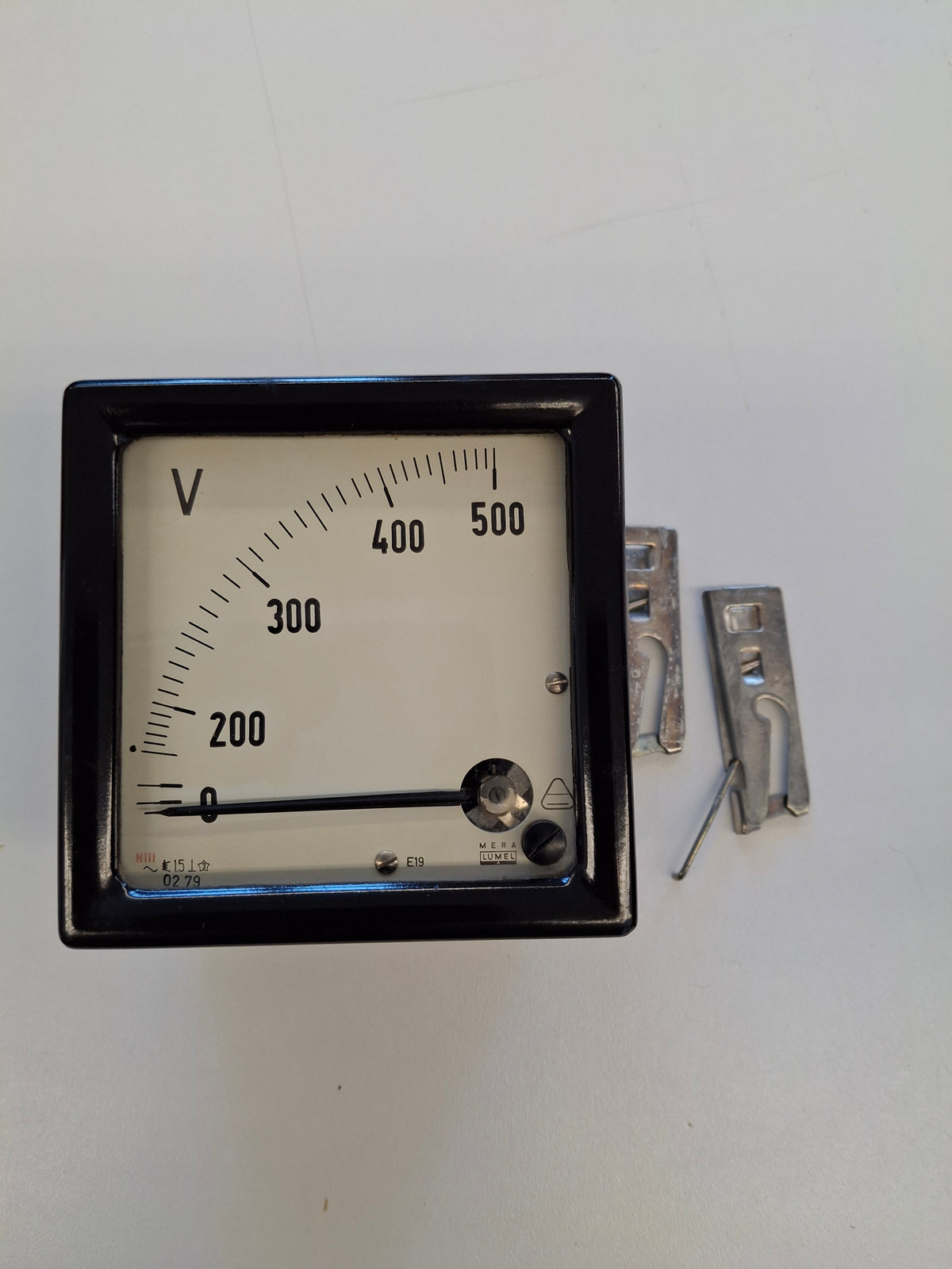 MERA LUMEL E19 Voltmeter 0 bis 500 V Wechselspannung im schwarzen Bakelit-Duroplast-Gehäuse