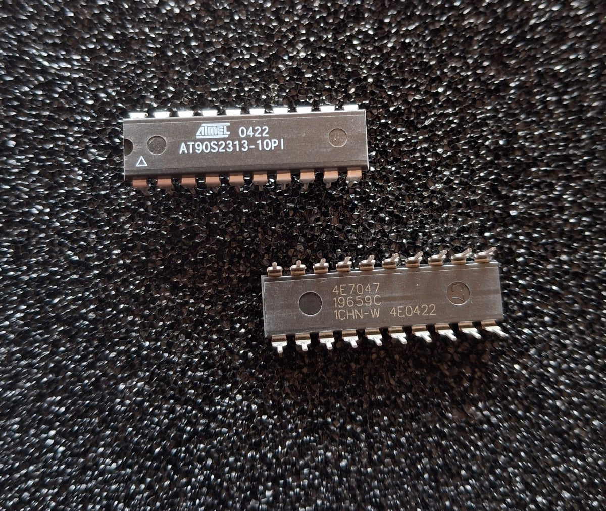 Original Atmel AT90S2313-10PI 8-Bit AVR Mikrocontroller im DIP-20-Gehaeuse (NOS).