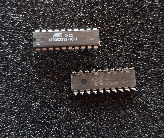 Original Atmel AT90S2313-10PI 8-Bit AVR Mikrocontroller im DIP-20-Gehaeuse (NOS).