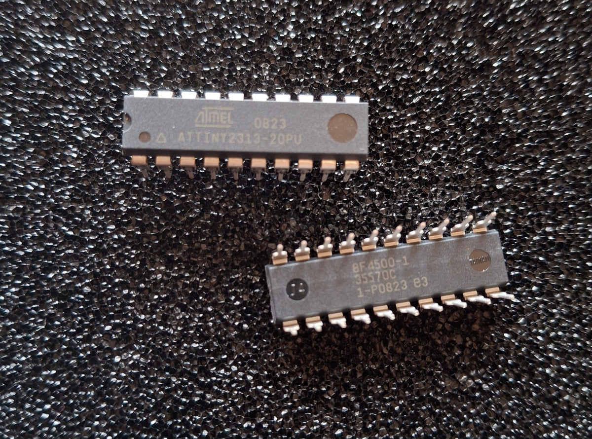 Original Atmel ATTINY2313-20PU 8-Bit AVR Mikrocontroller im DIP-20-Gehaeuse (NOS).