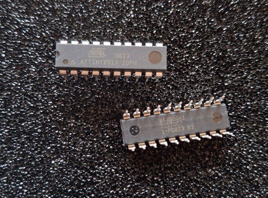 Original Atmel ATTINY2313-20PU 8-Bit AVR Mikrocontroller im DIP-20-Gehaeuse (NOS).