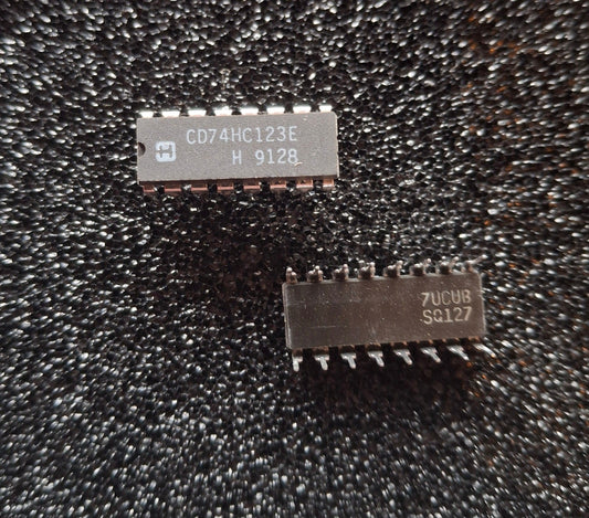 Originaler Harris CD74HC123E CMOS Dual Retriggerable Monostable Multivibrator im DIP-16-Gehaeuse (NOS).