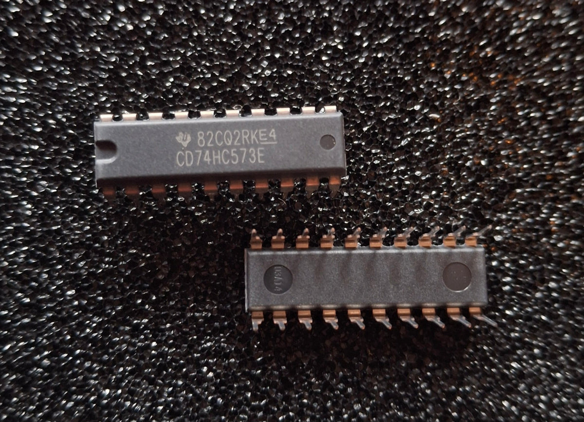 Originaler Texas Instruments CD74HC573E CMOS Octal D-Type Transparent Latch mit 3-State-Ausgaengen im DIP-20-Gehaeuse (NOS).