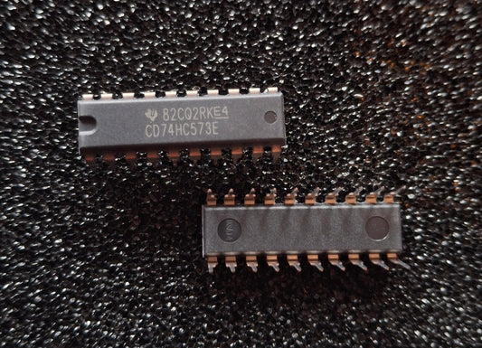 Originaler Texas Instruments CD74HC573E CMOS Octal D-Type Transparent Latch mit 3-State-Ausgaengen im DIP-20-Gehaeuse (NOS).