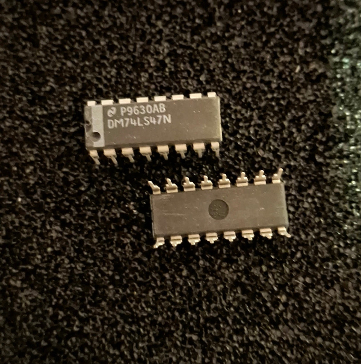 Originaler National Semiconductor DM74LS47N TTL BCD-zu-7-Segment-Decoder fuer Common-Anode-Anzeigen im DIP-16-Gehaeuse (NOS).