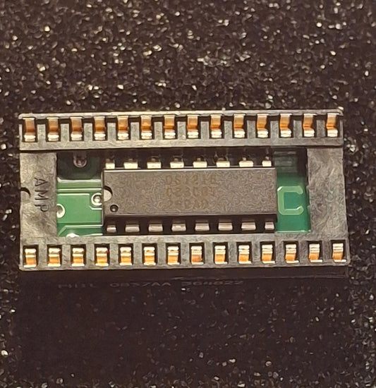 Originales Dallas Semiconductor DS1216B SmartWatch RTC-Modul fuer 16K- und 64K-RAM/ROM-Bausteine im DIP-28-Sockeldesign (NOS).