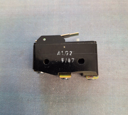 DDR Industriemikrotaster A1 G2 1 Wechsler 380V 16A mit Hebel und Schraubanschlüssen
