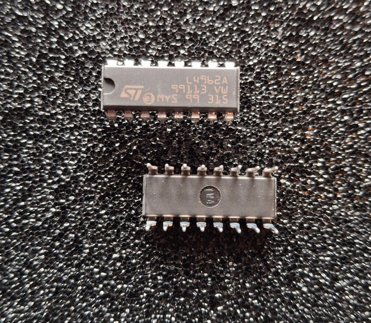 Originaler STMicroelectronics L4962A Step-Down-Schaltregler im DIP-16-Gehaeuse (NOS).