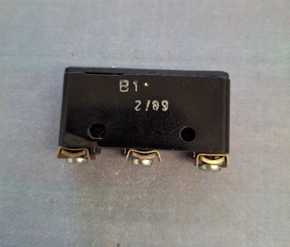 DDR Mikrotaster B1 mit 1 Wechsler 220V 12A und Schraubanschlüssen