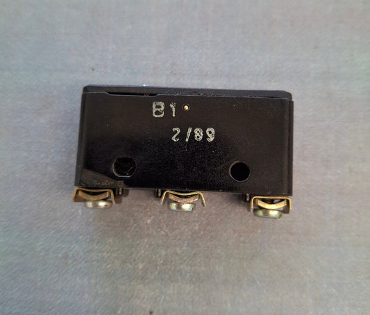 DDR Mikrotaster B1 mit 1 Wechsler 220V 12A und Schraubanschlüssen
