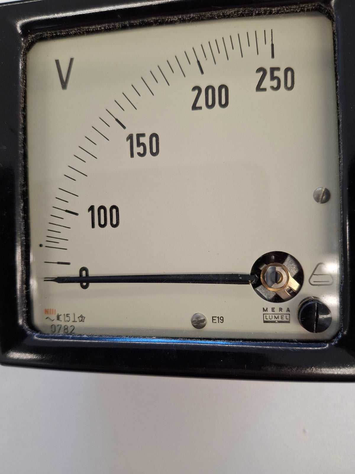 MERA LUMEL E19 Voltmeter 0-250 V Wechselspannung Bakelit Duroplast Vintage Polen