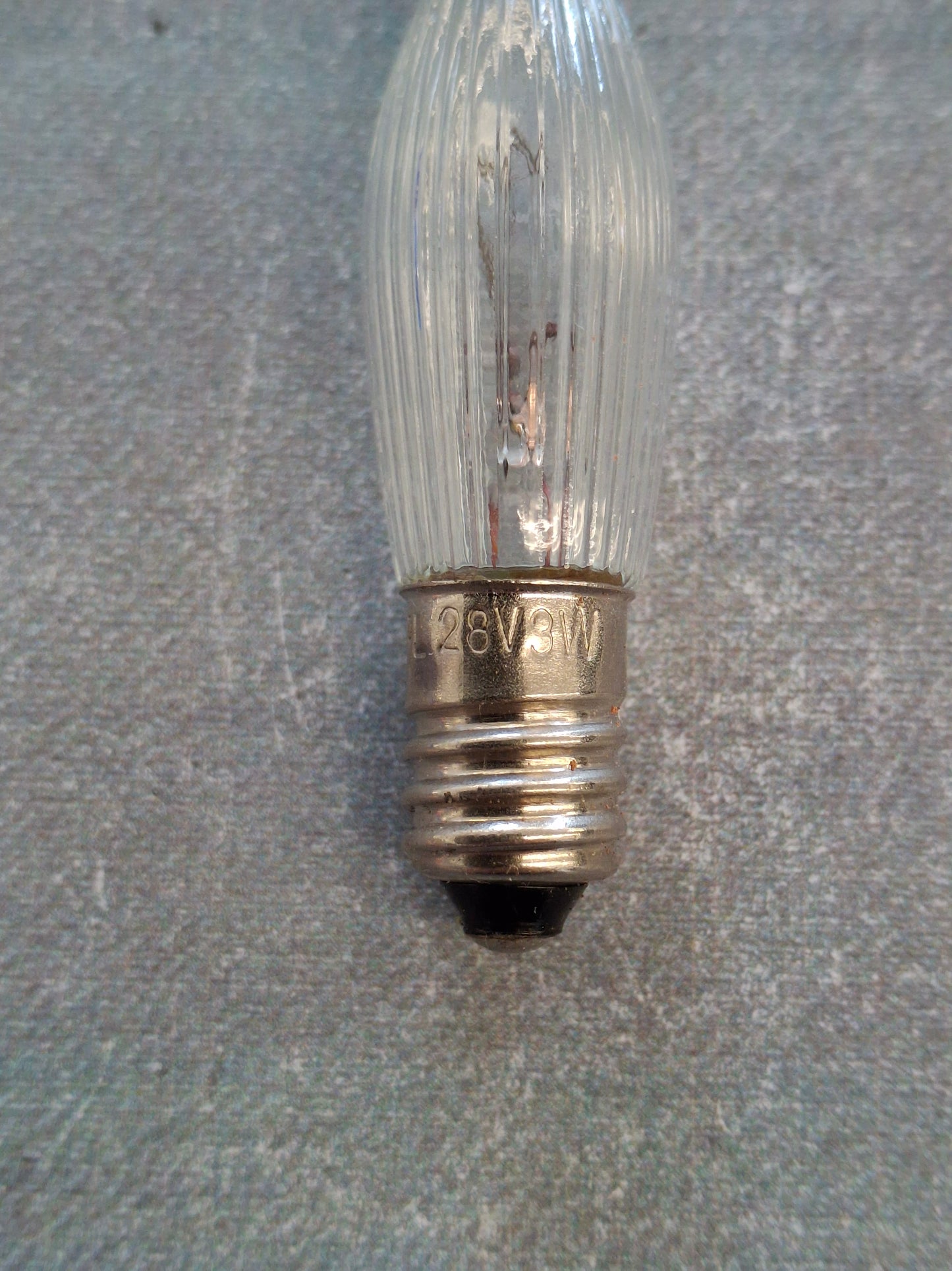 Riffelkerze / Spitzkerze 28 V 3 Watt E10 Fassung – Ersatzlampe für Weihnachtsbeleuchtung