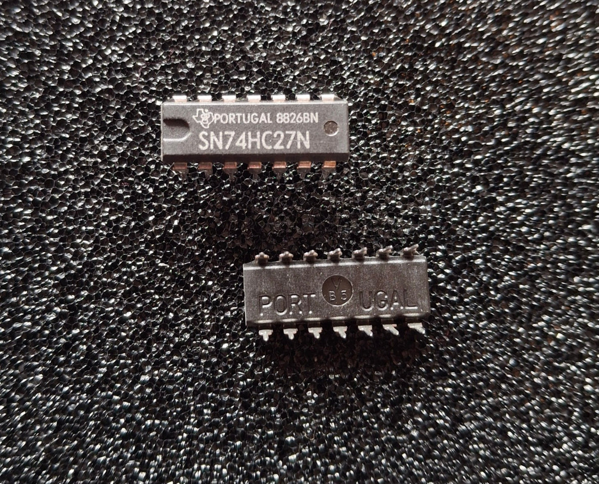 Originaler Texas Instruments SN74HC27N CMOS Triple 3-Input NOR Gate im DIP-14-Gehäuse (NOS).
