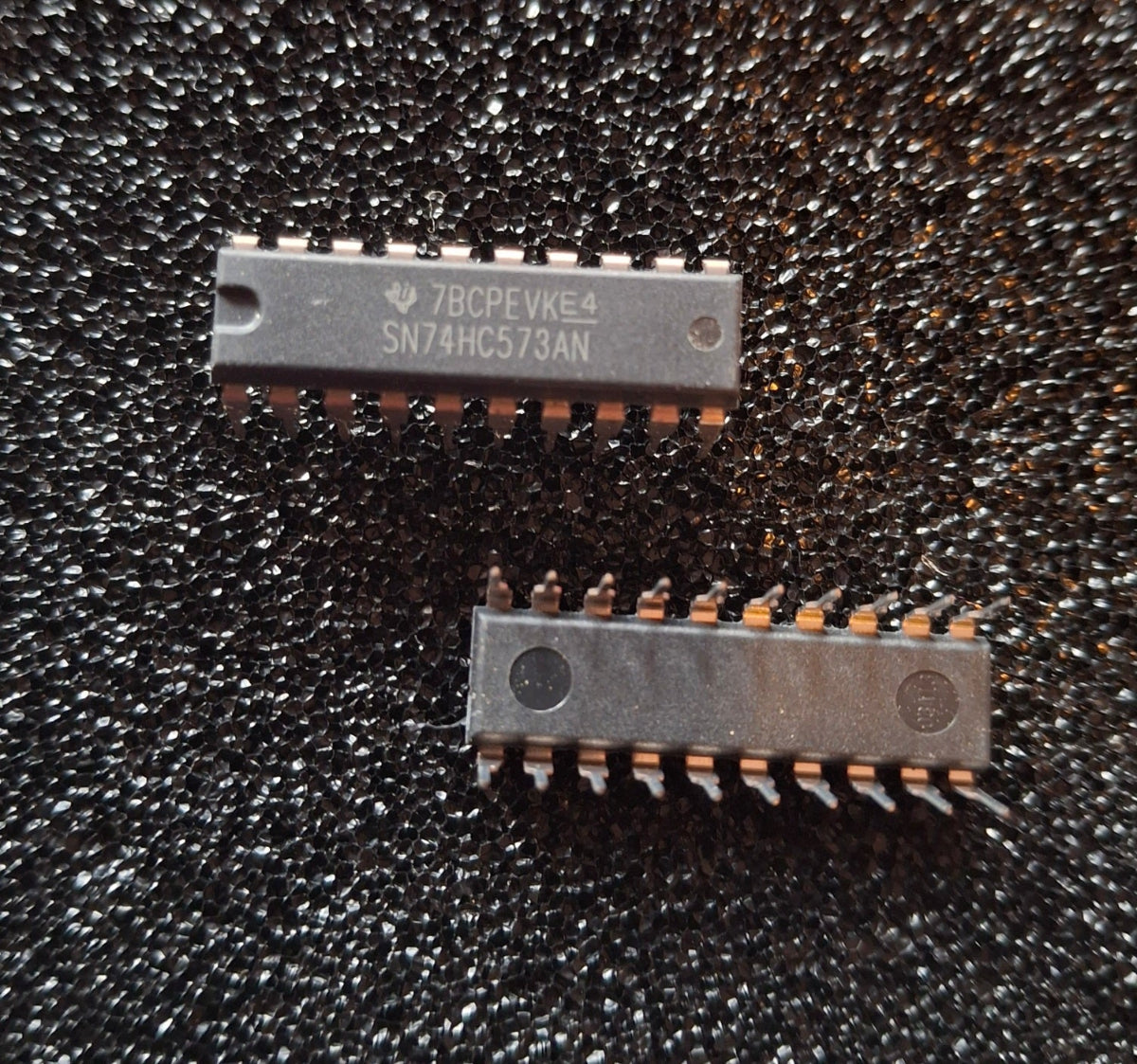 Originaler Texas Instruments SN74HC573AN CMOS Octal D-Type Transparent Latch mit 3-State-Ausgaengen im DIP-20-Gehaeuse (NOS).