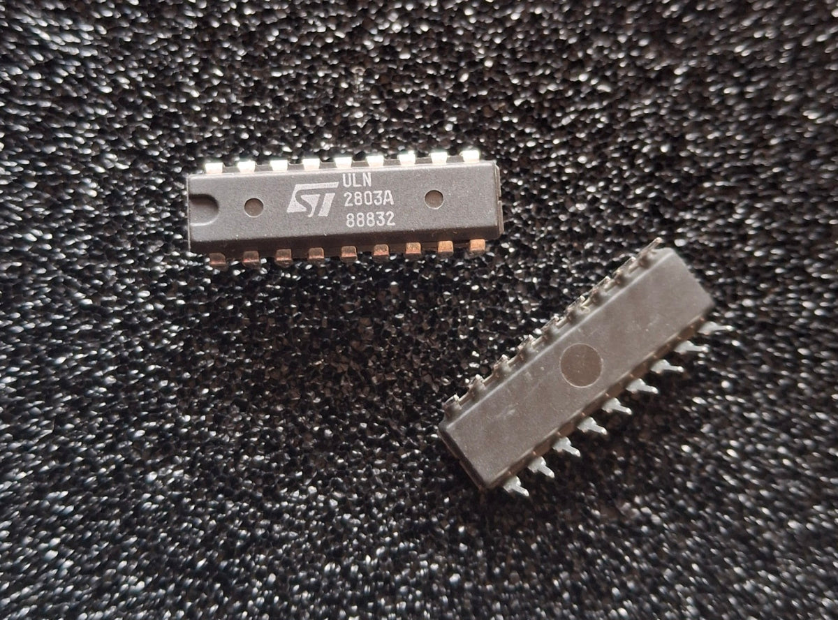 Originaler STMicroelectronics ULN2803A Darlington-Treiber mit 8 Kanaelen im DIP-18-Gehaeuse (NOS).